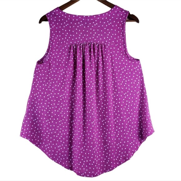 TORRID Magenta Star Crepe Button-Down Tank in Size 00 (M) - Picture 3 of 7
